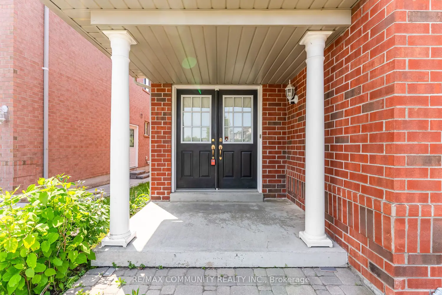 1081 Langford Street photo 3