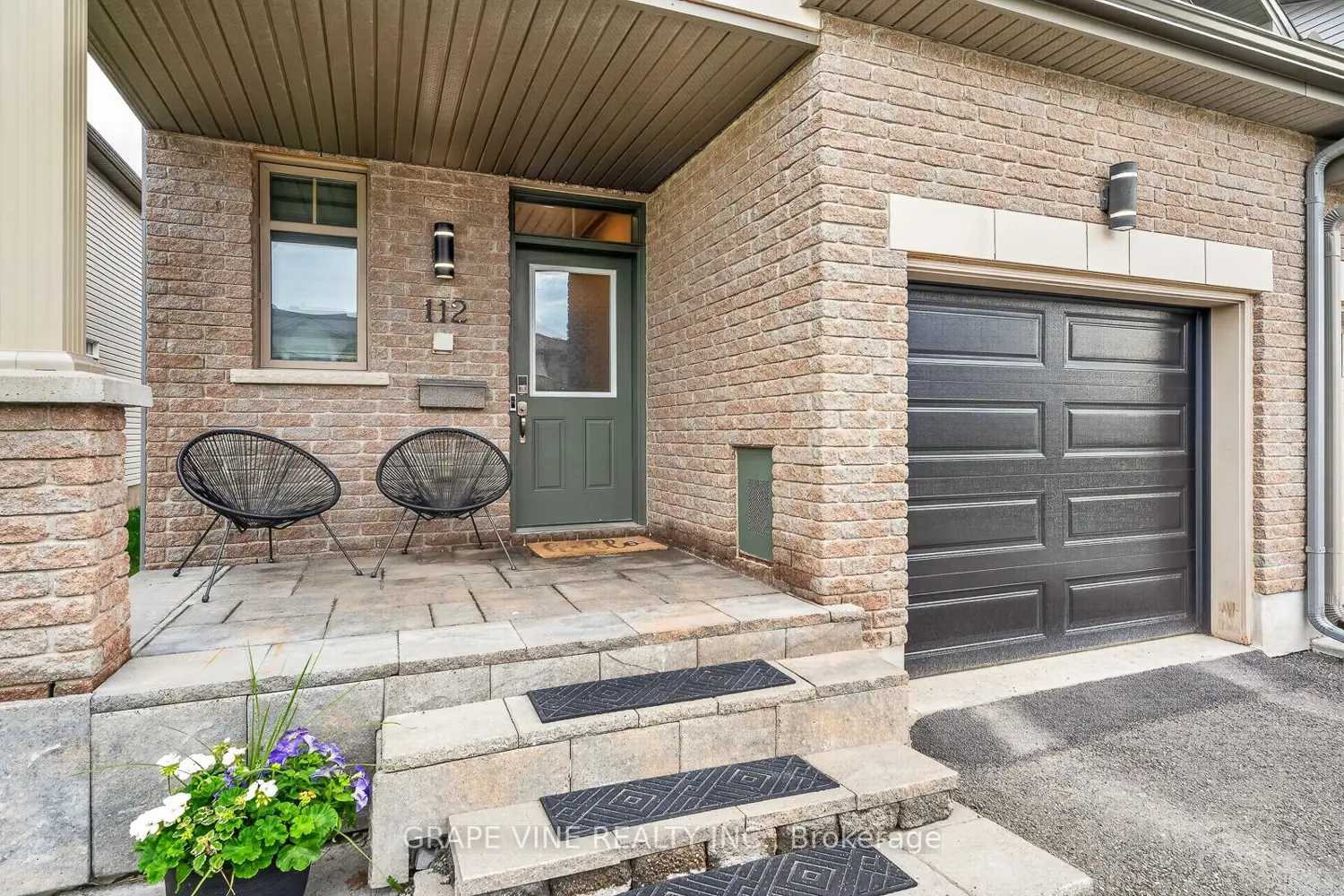 112 Hawkshaw Crescent photo 2