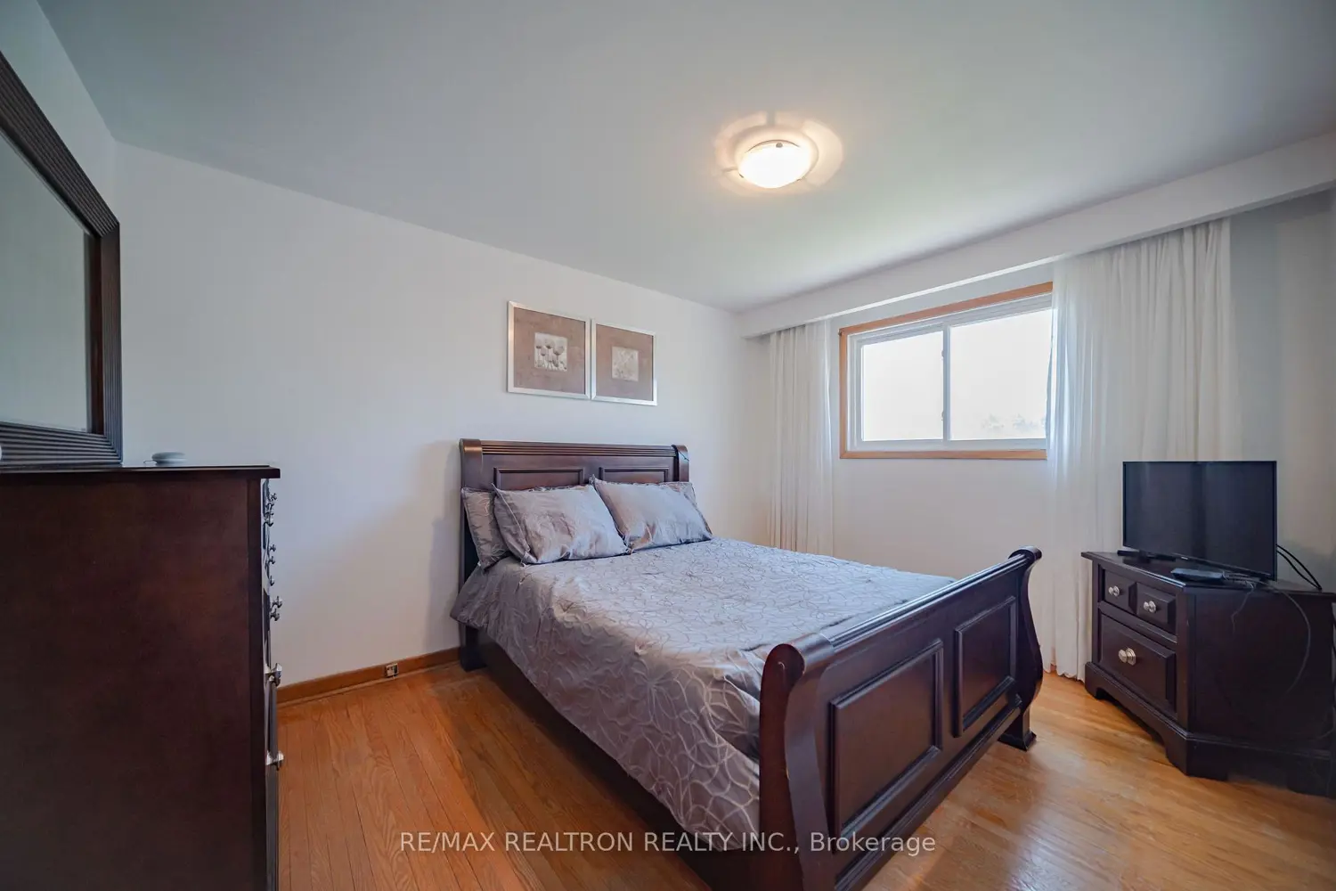14 Castlebury Crescent photo 4
