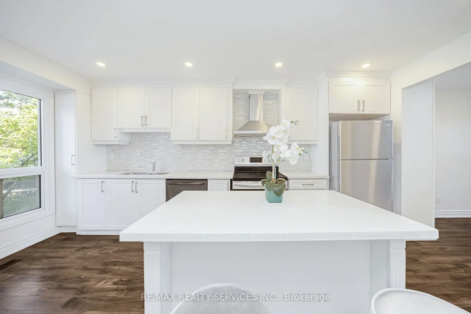 120 Simmons Boulevard photo 2