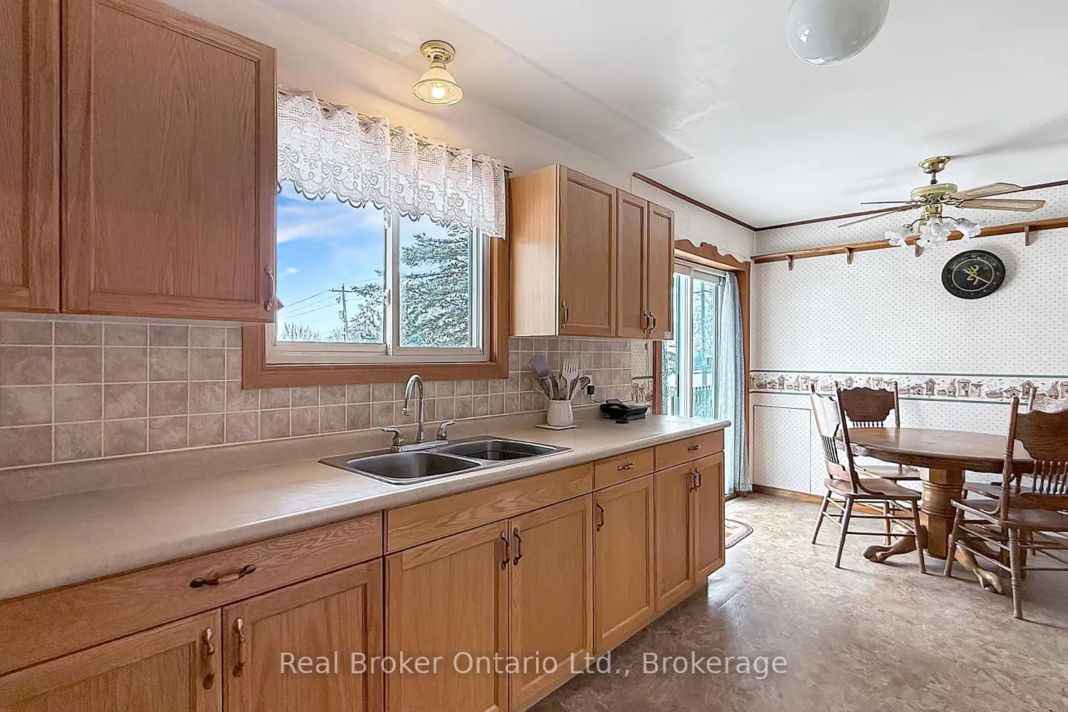 815 Albert Street photo 4