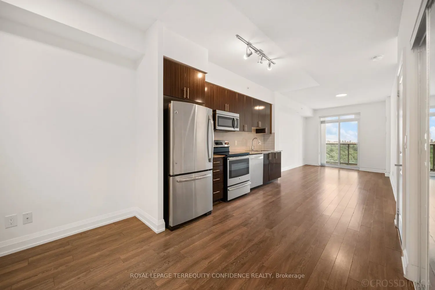 7161 Yonge Street 727