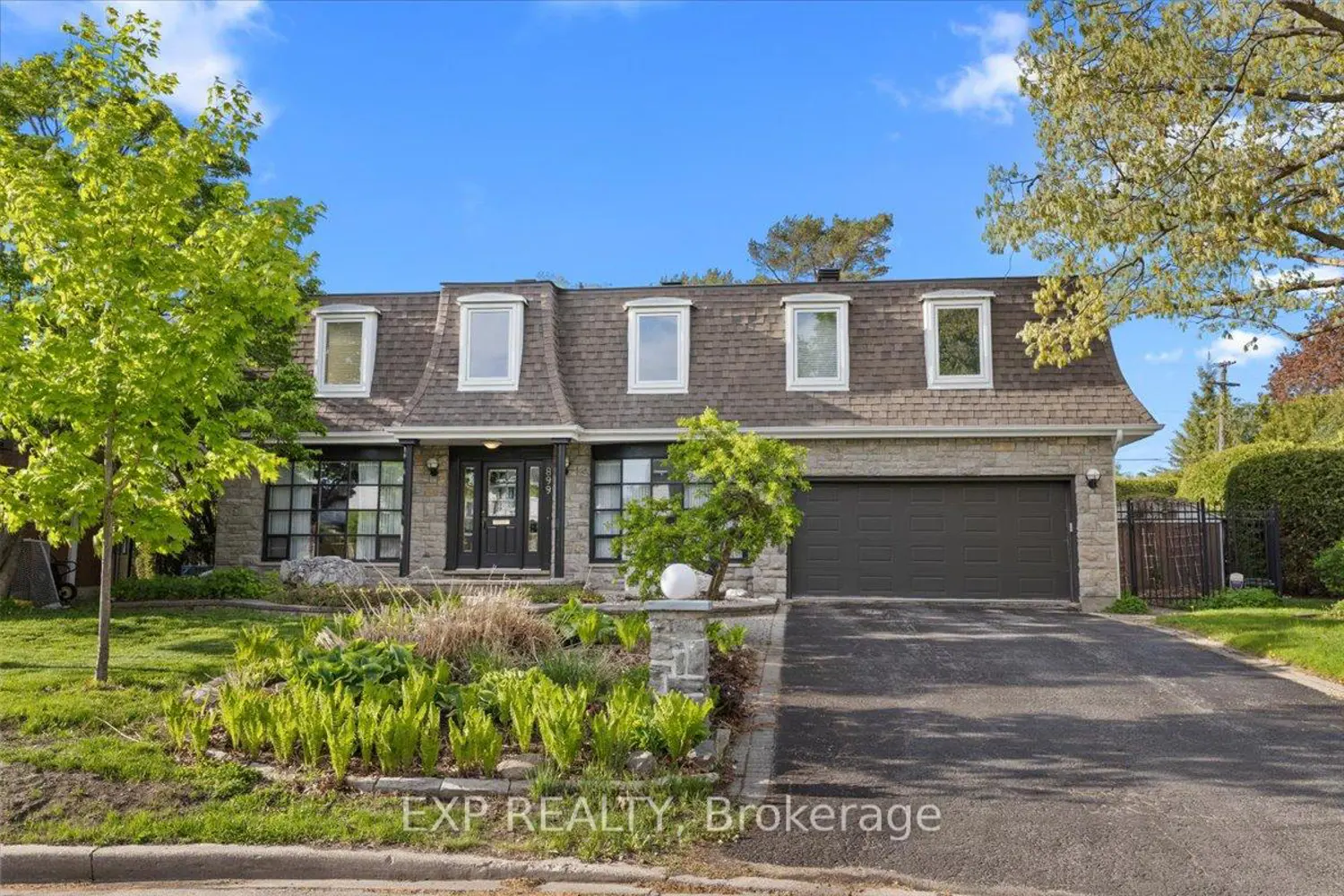 899 Dresden Crescent