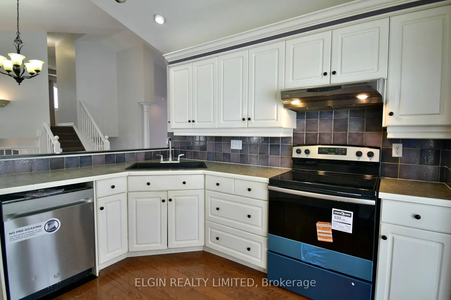 578 Wellington Street photo 2