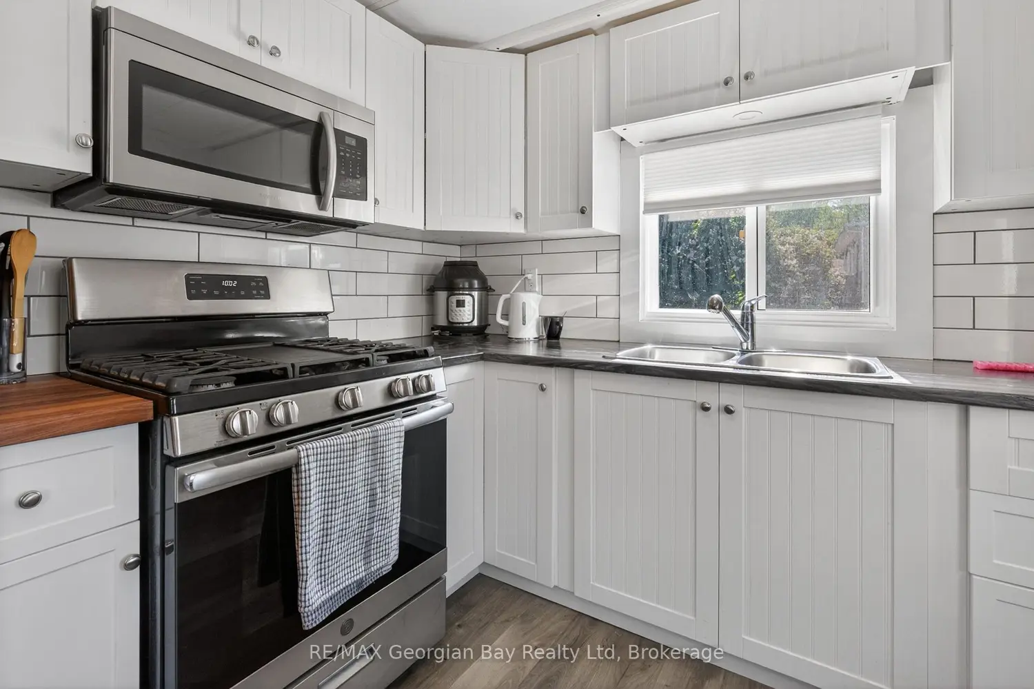24 Lakeshore Road photo 5