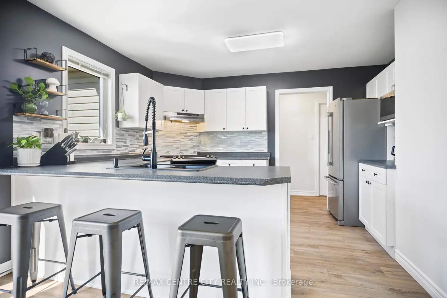 85 Donker Drive photo 4