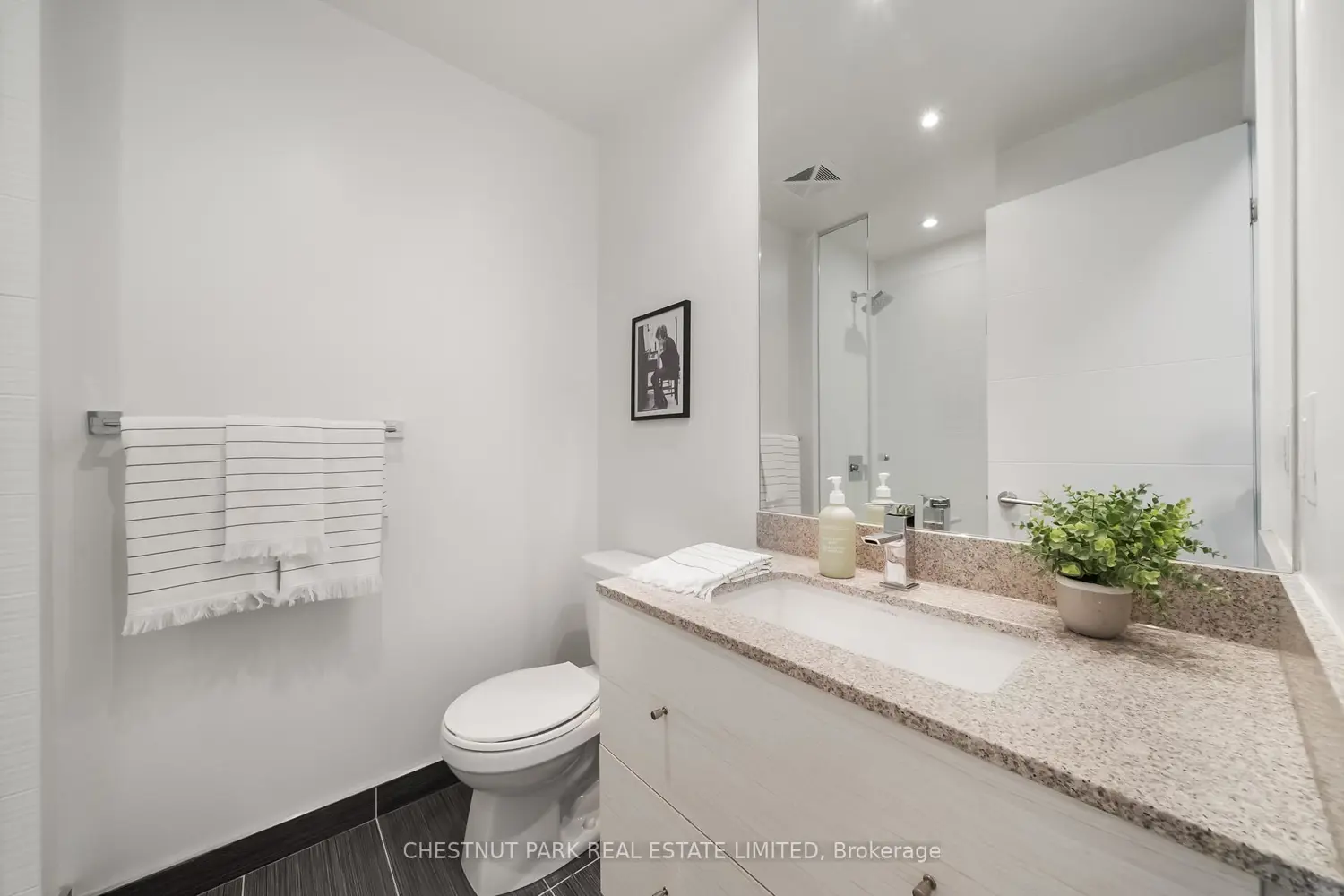 525 Adelaide Street 923 photo 4