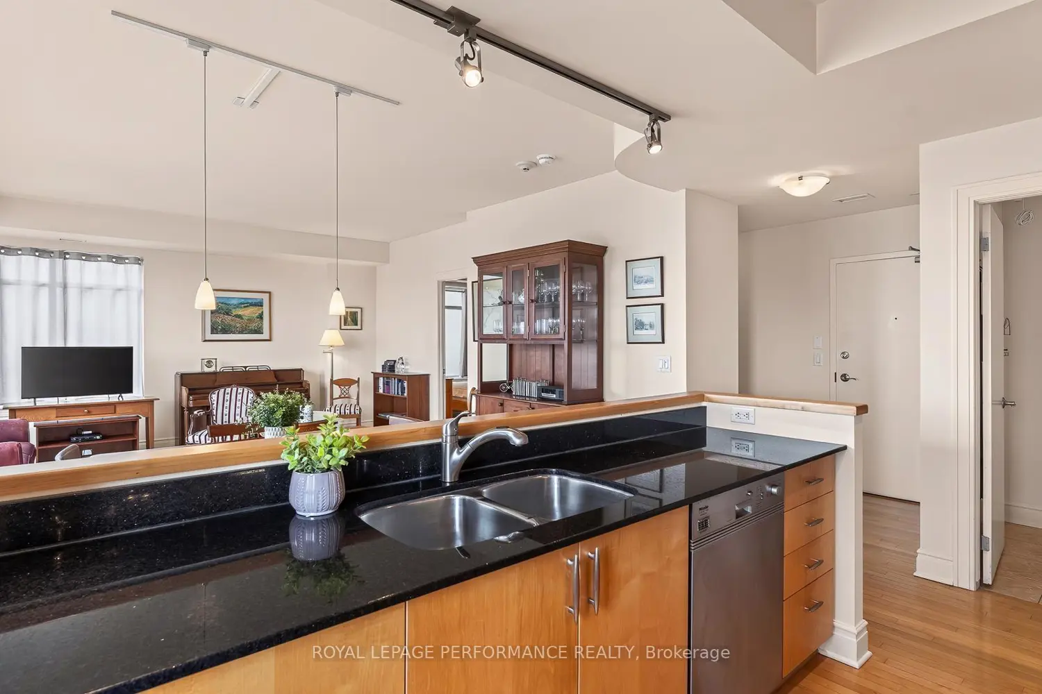 85 Bronson Avenue 503 photo 4