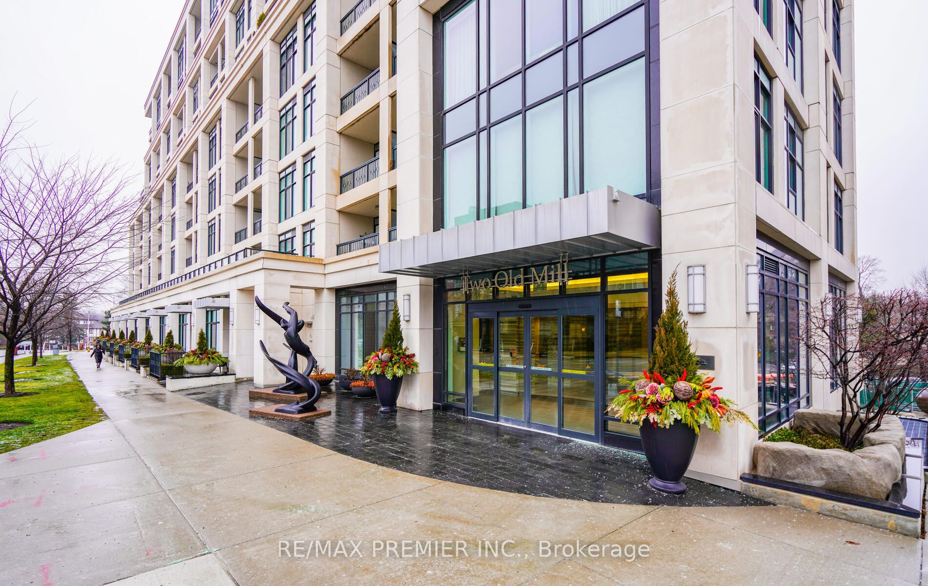 303-2 Old Mill Drive, Toronto, ON, M6S 0A2 photo 2