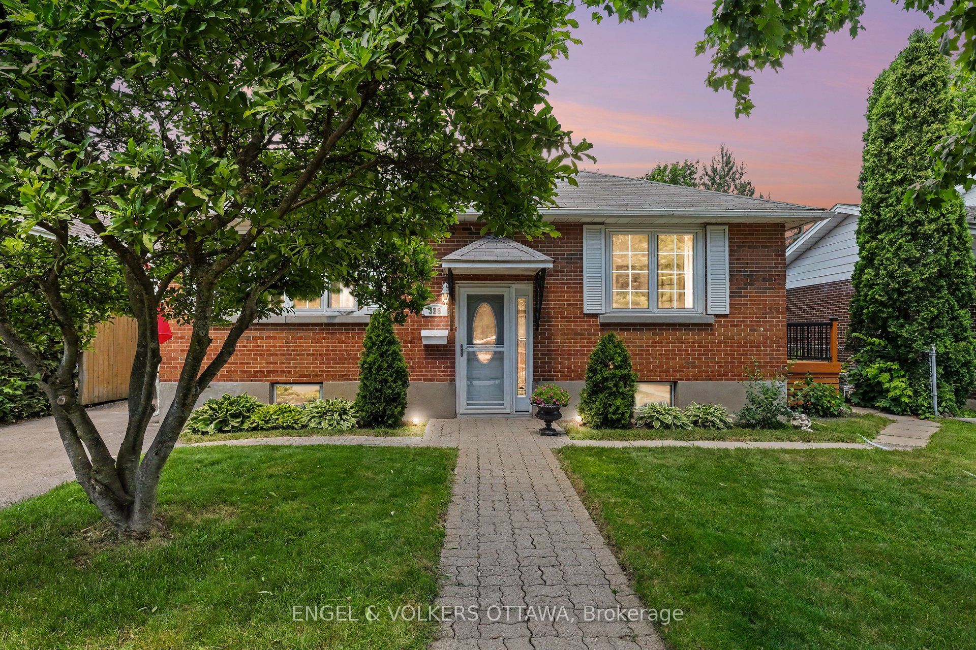 325 Summit Avenue, Ottawa, ON, K1H 5Z7