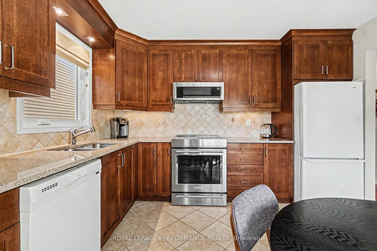 1689 Boisbriand Crescent photo 2