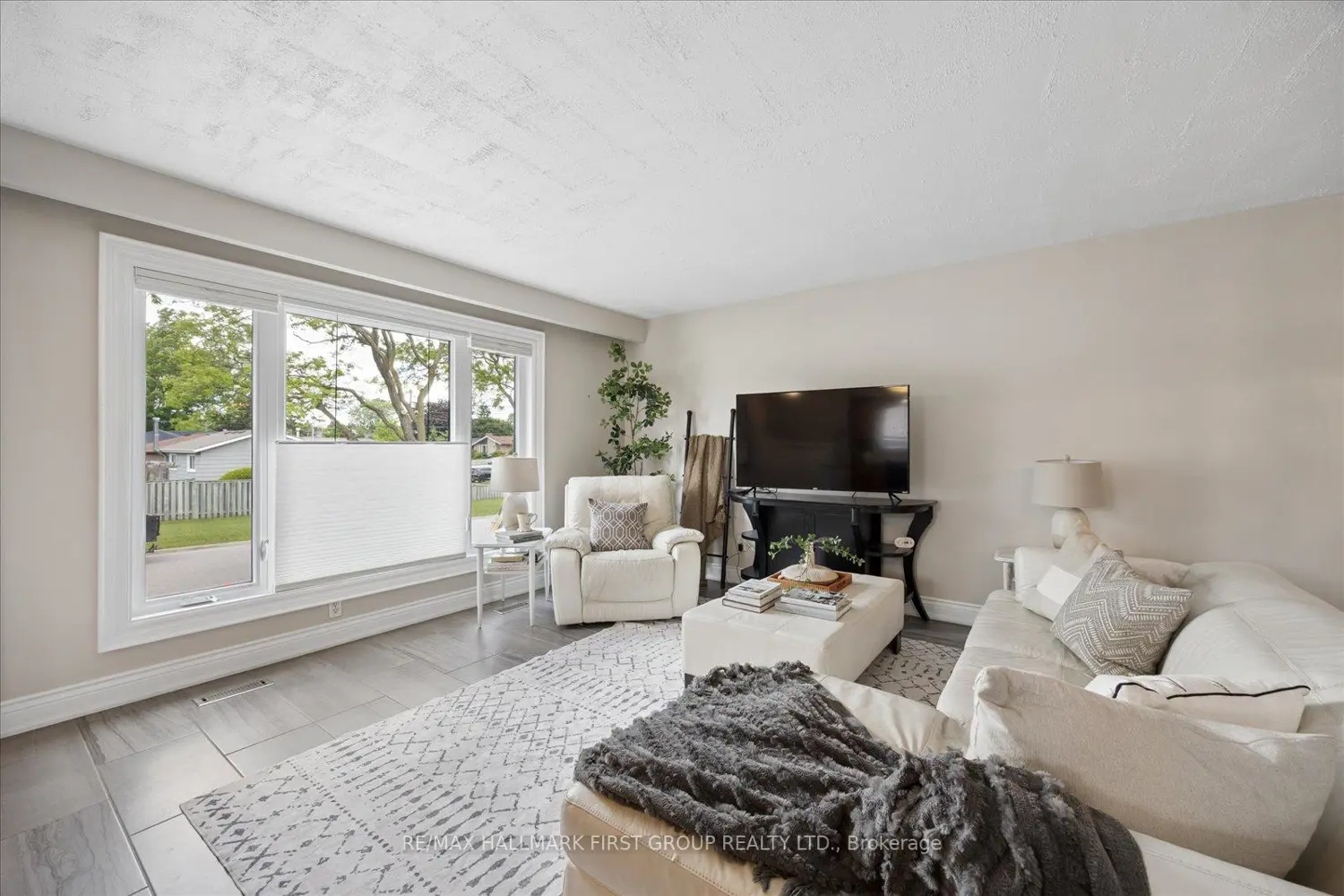 748 Breezy Drive photo 4