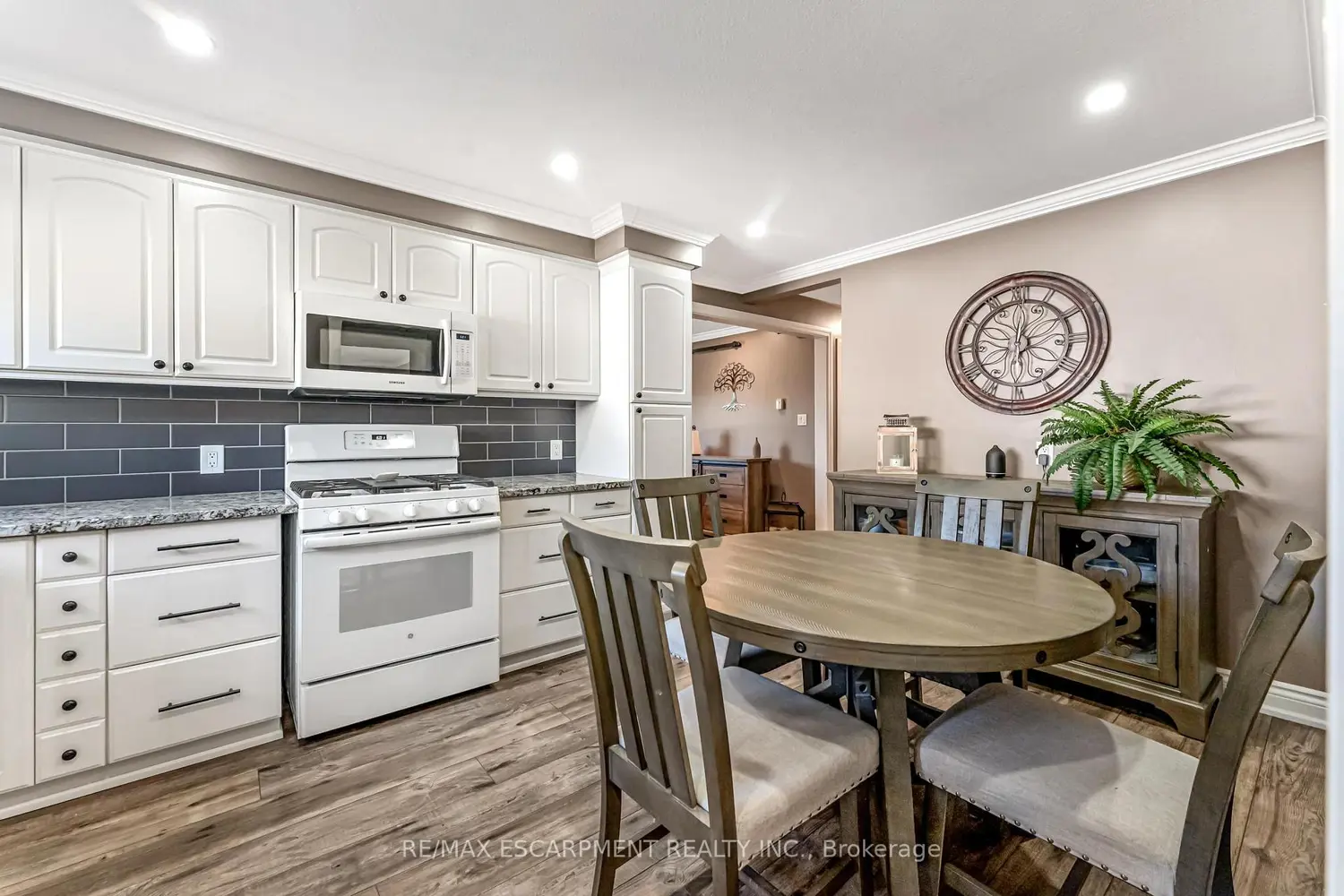 9924 Dickenson Road photo 4