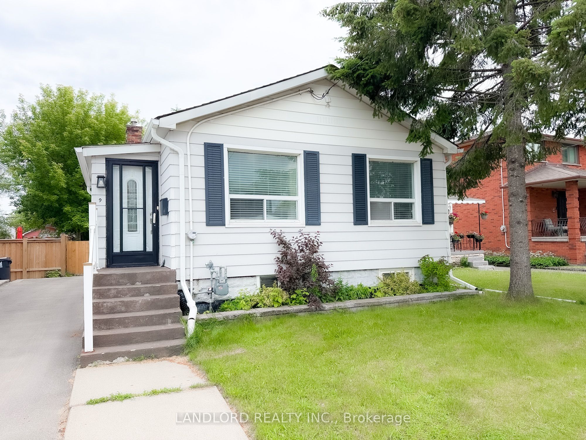 Main-9 Albright Avenue, Toronto, ON, M8W 1W9