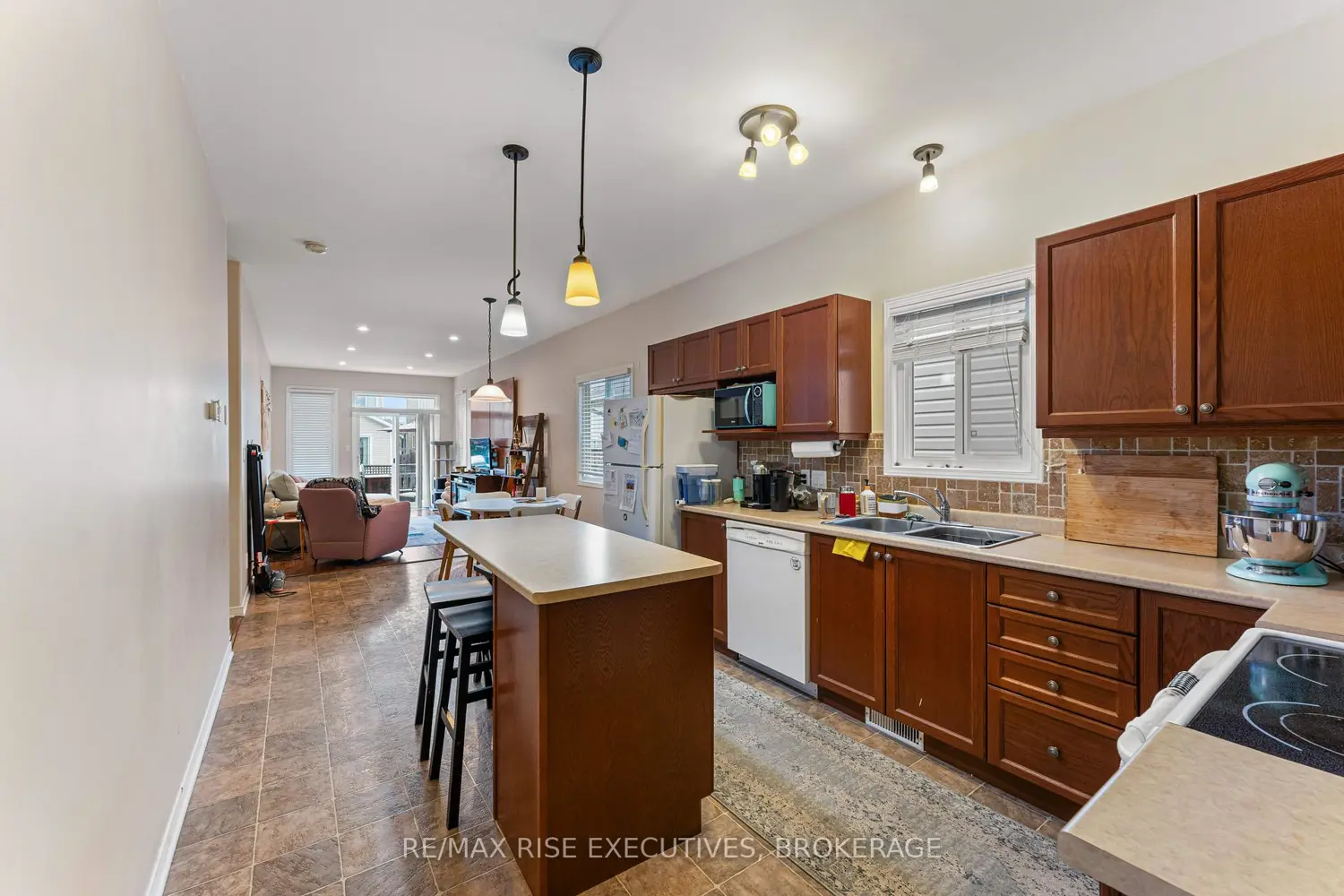 639 Walters Street photo 5