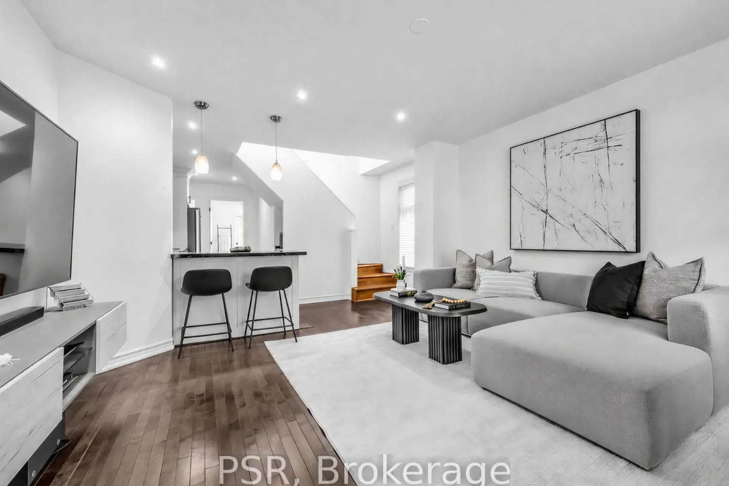 562 Arlington Avenue photo 2