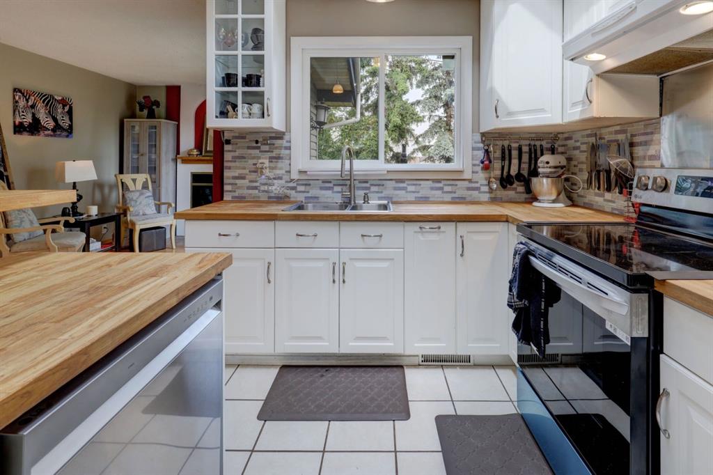 128 Pineland Place NE, Calgary, AB, T1Y3K2