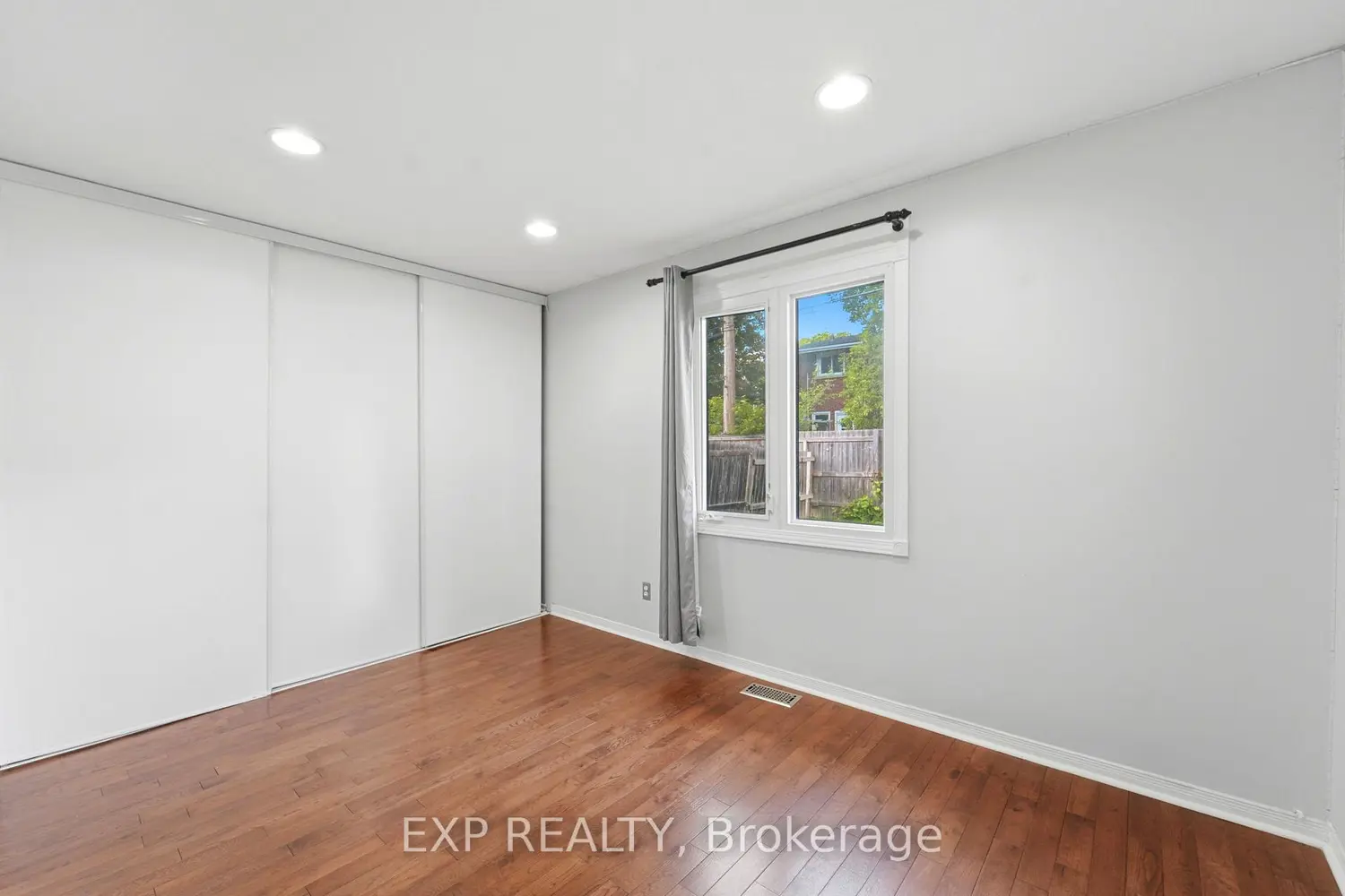 956 Gold Crescent photo 5
