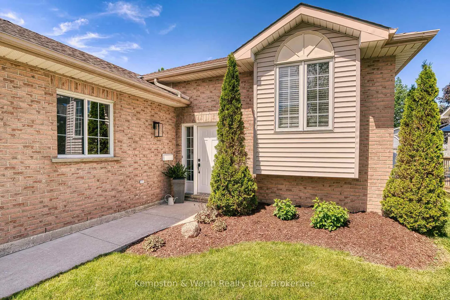 745 Lavery Street photo 2