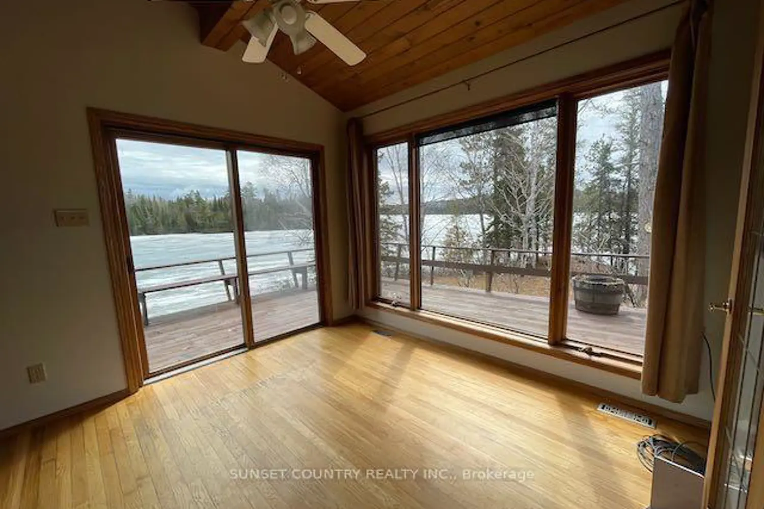 699 Coombes Drive photo 3