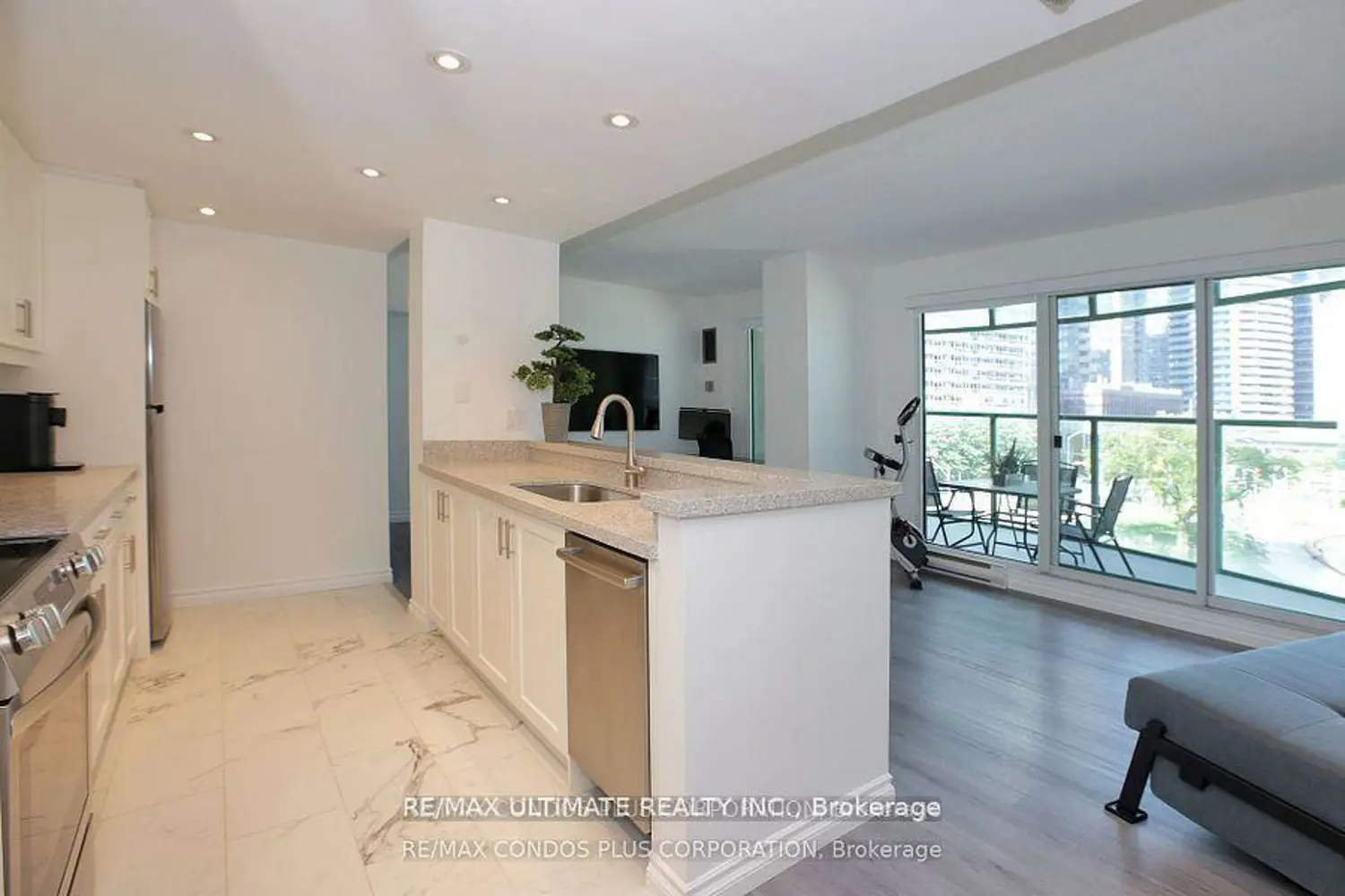 77 Harbour Square 601 photo 2