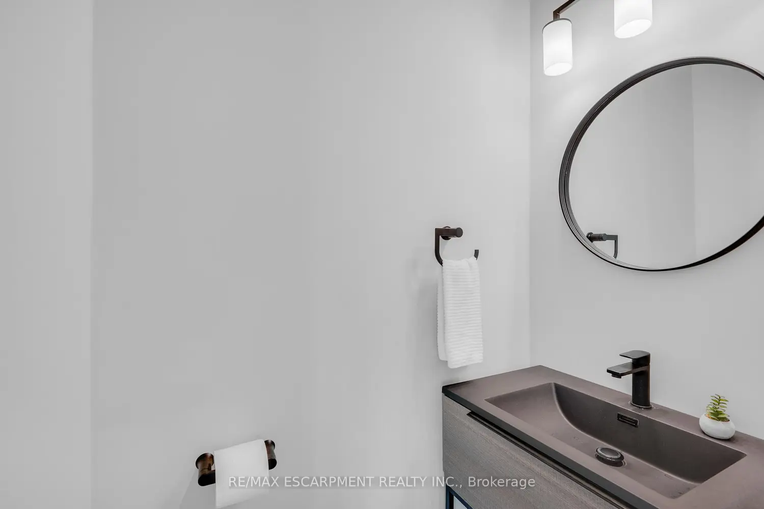 4014 Jarvis Crescent photo 3