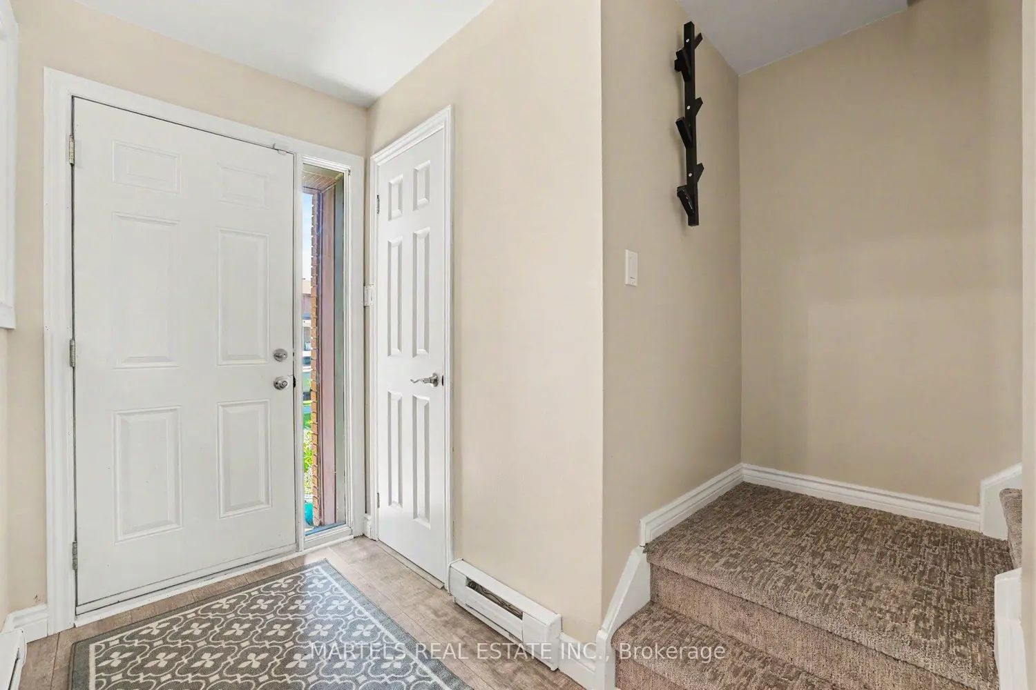 1374 Cedarcroft Crescent photo 3