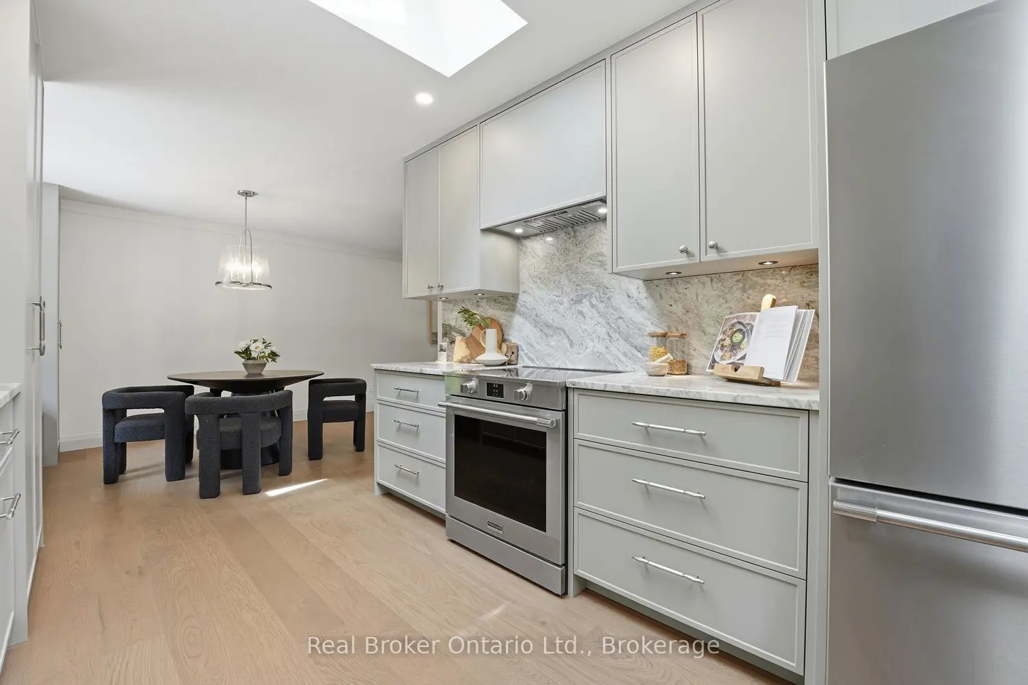 571 Leonard Court photo 3