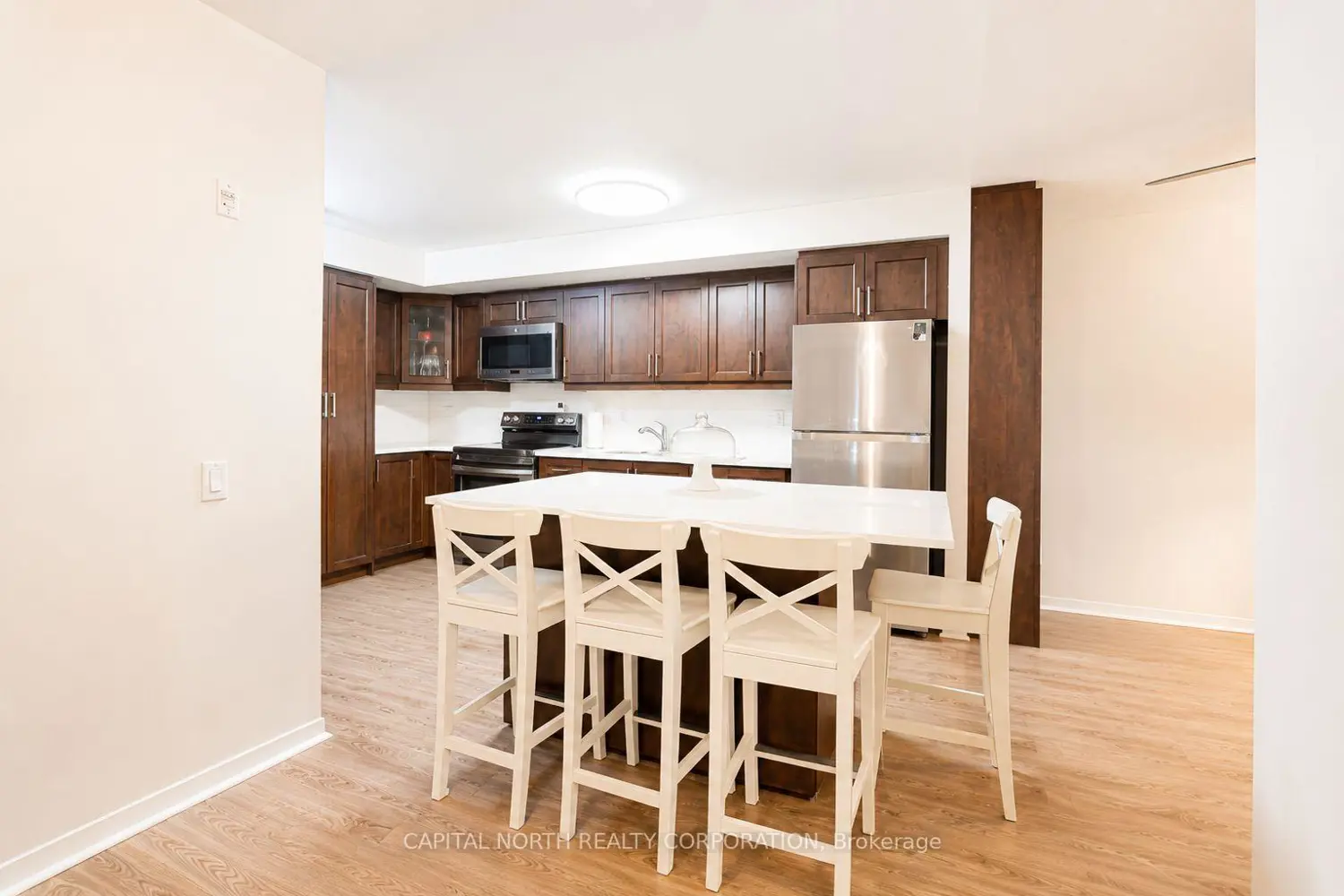 1050 The Queensway 207 photo 4