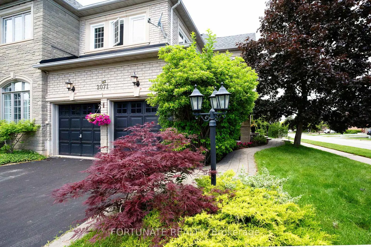 2071 Pinevalley Crescent photo 3