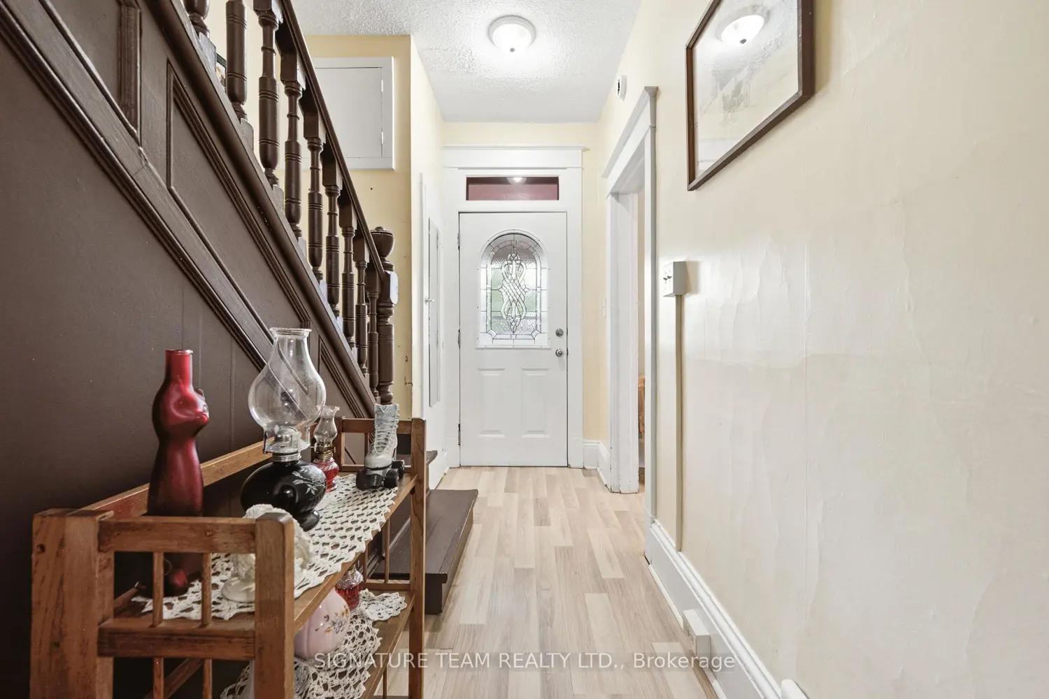 652 Moffat Street photo 2