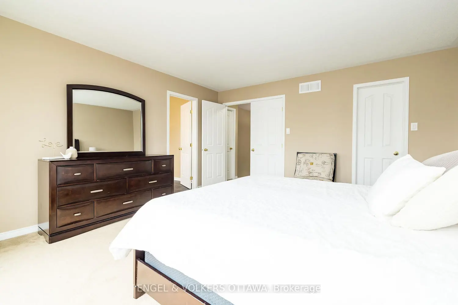 166 Macara Crescent photo 5