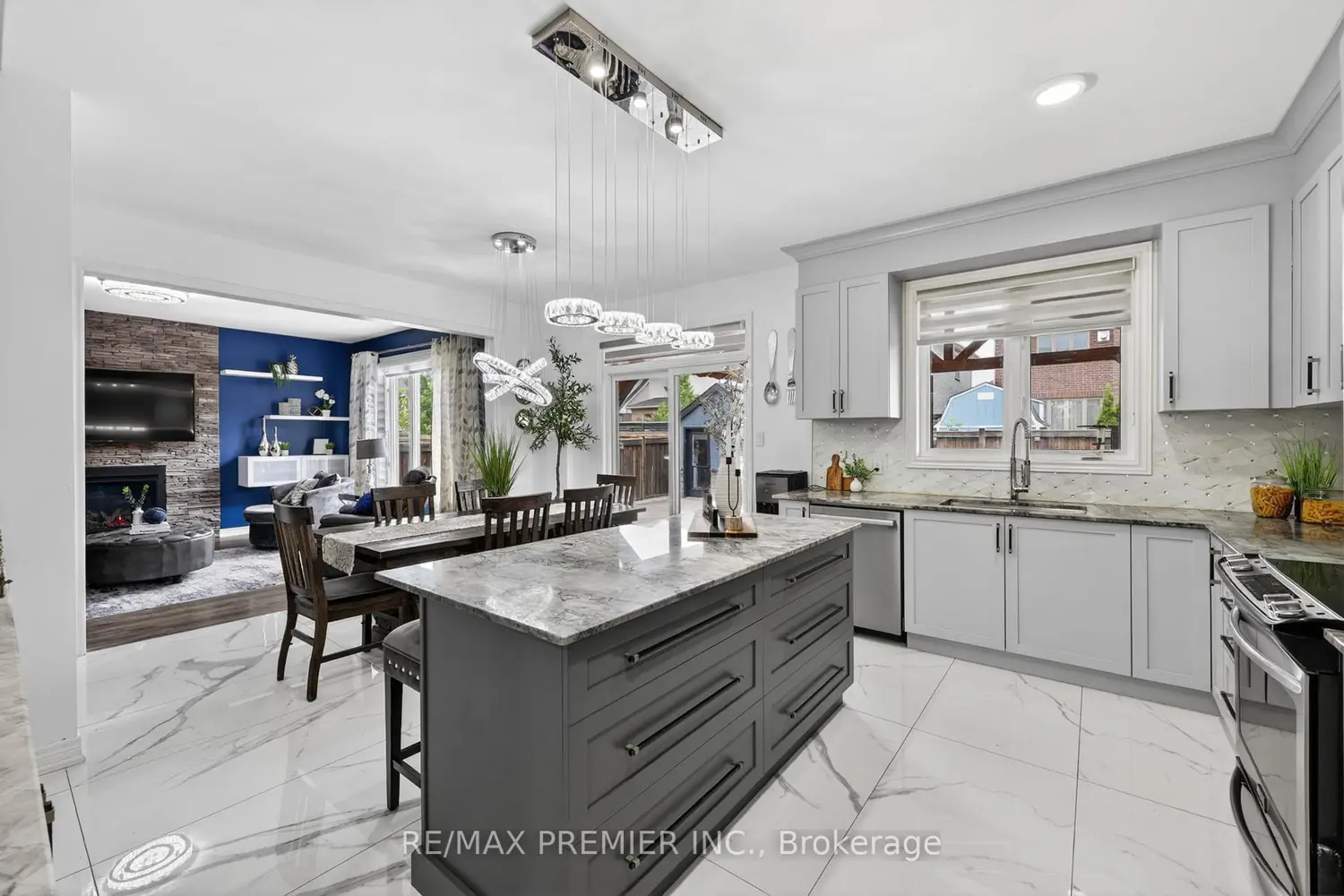 77 Weaver Terrace photo 3