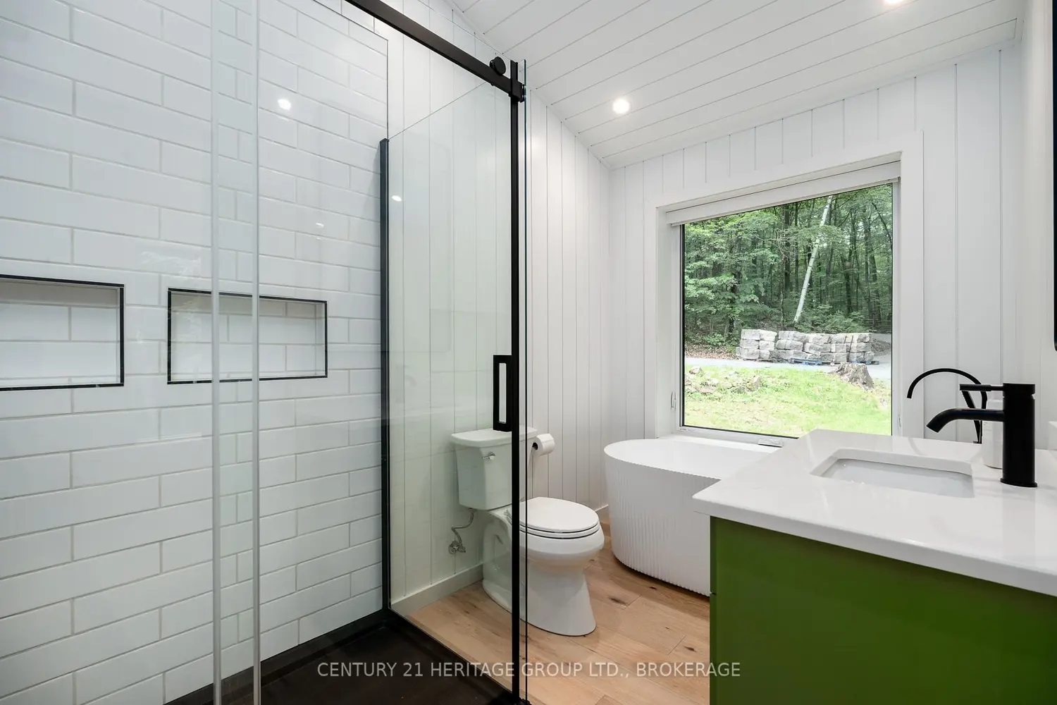 1452 Leggat Lake Road photo 5