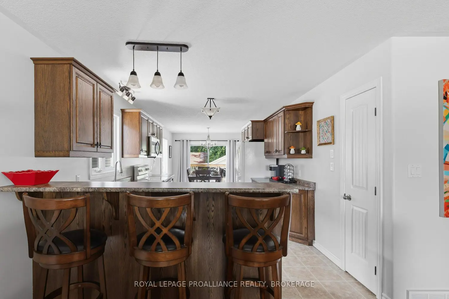 1094 Crossfield Avenue photo 2