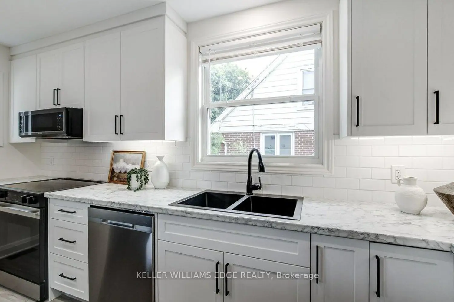 202 Erindale Avenue photo 3