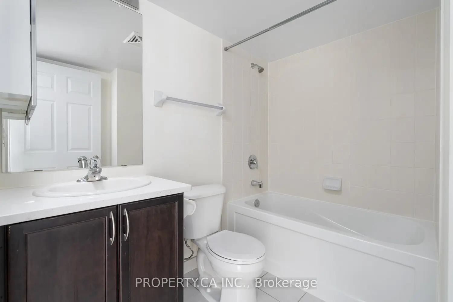 25 Lower Simcoe Street 803 photo 3