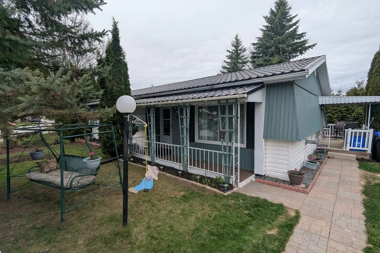 66 Linden Lane photo 2