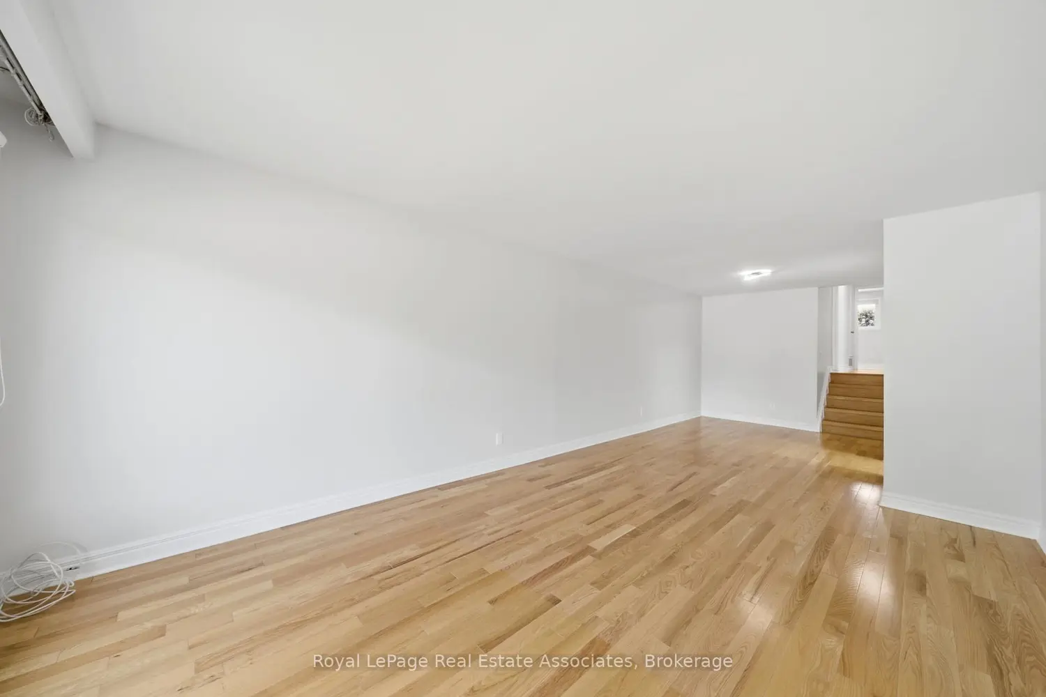 769 Eaglemount Crescent photo 5