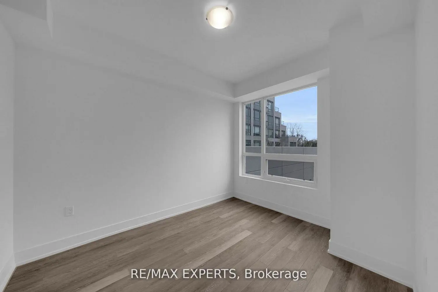2075 King Road 203 photo 5