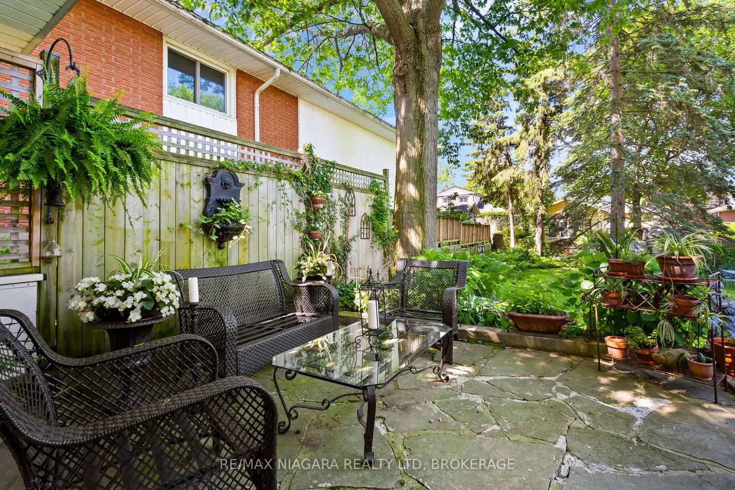 48 Oakridge Crescent photo 4