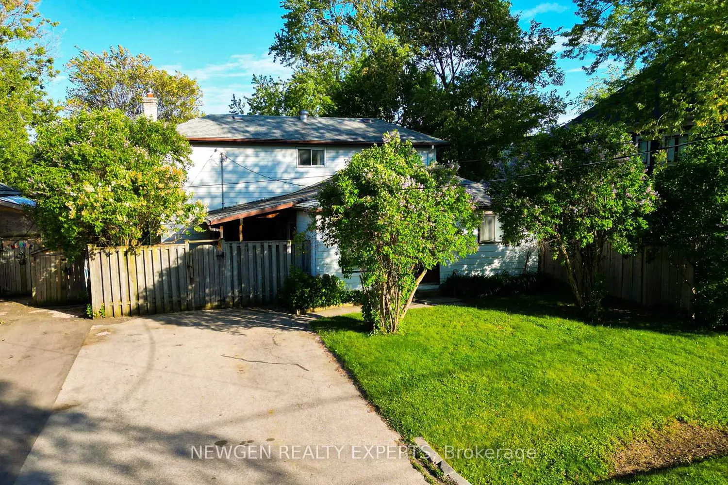 1070 Pelham Avenue photo 2