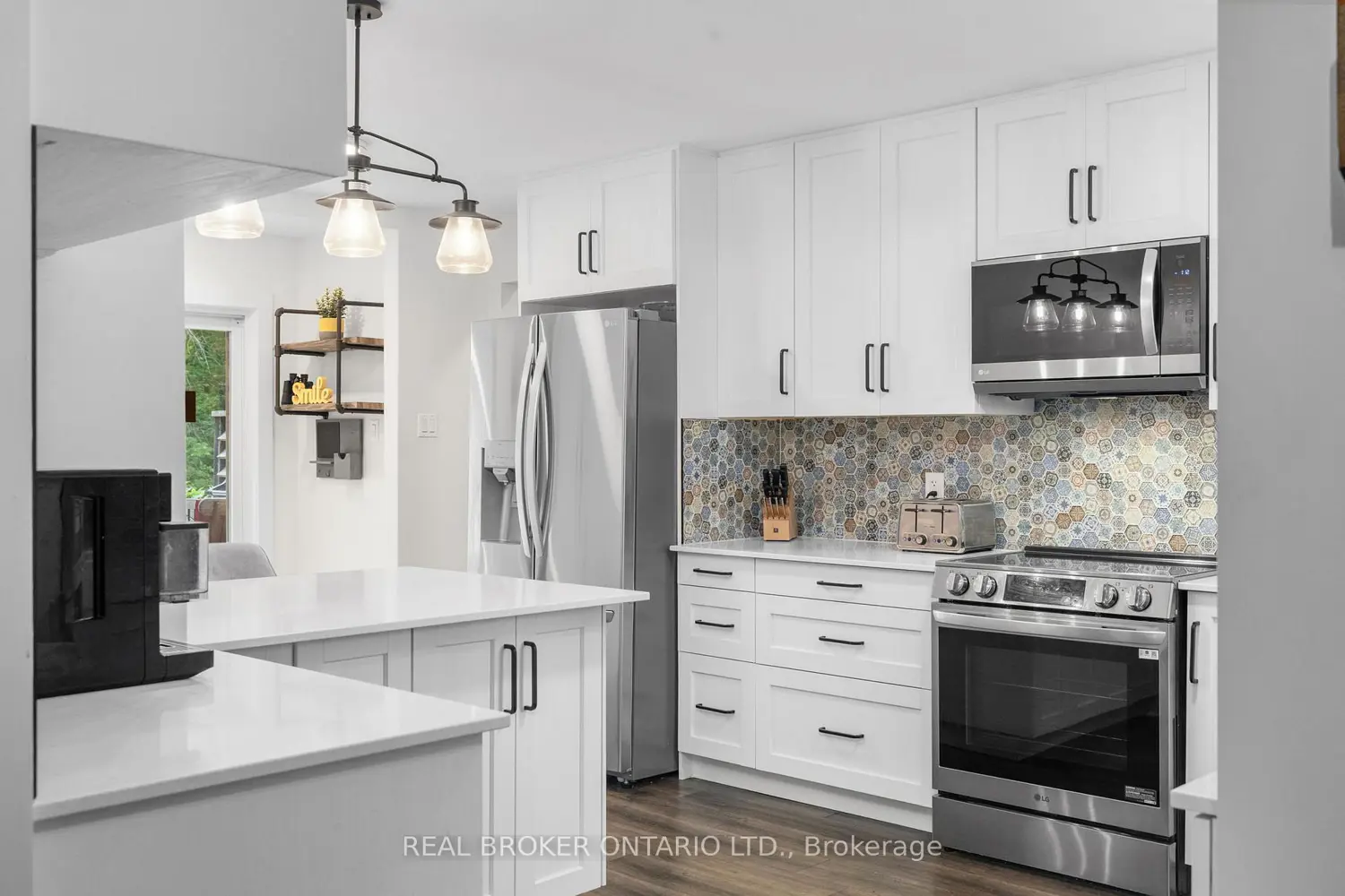 929 Bayview Drive photo 2