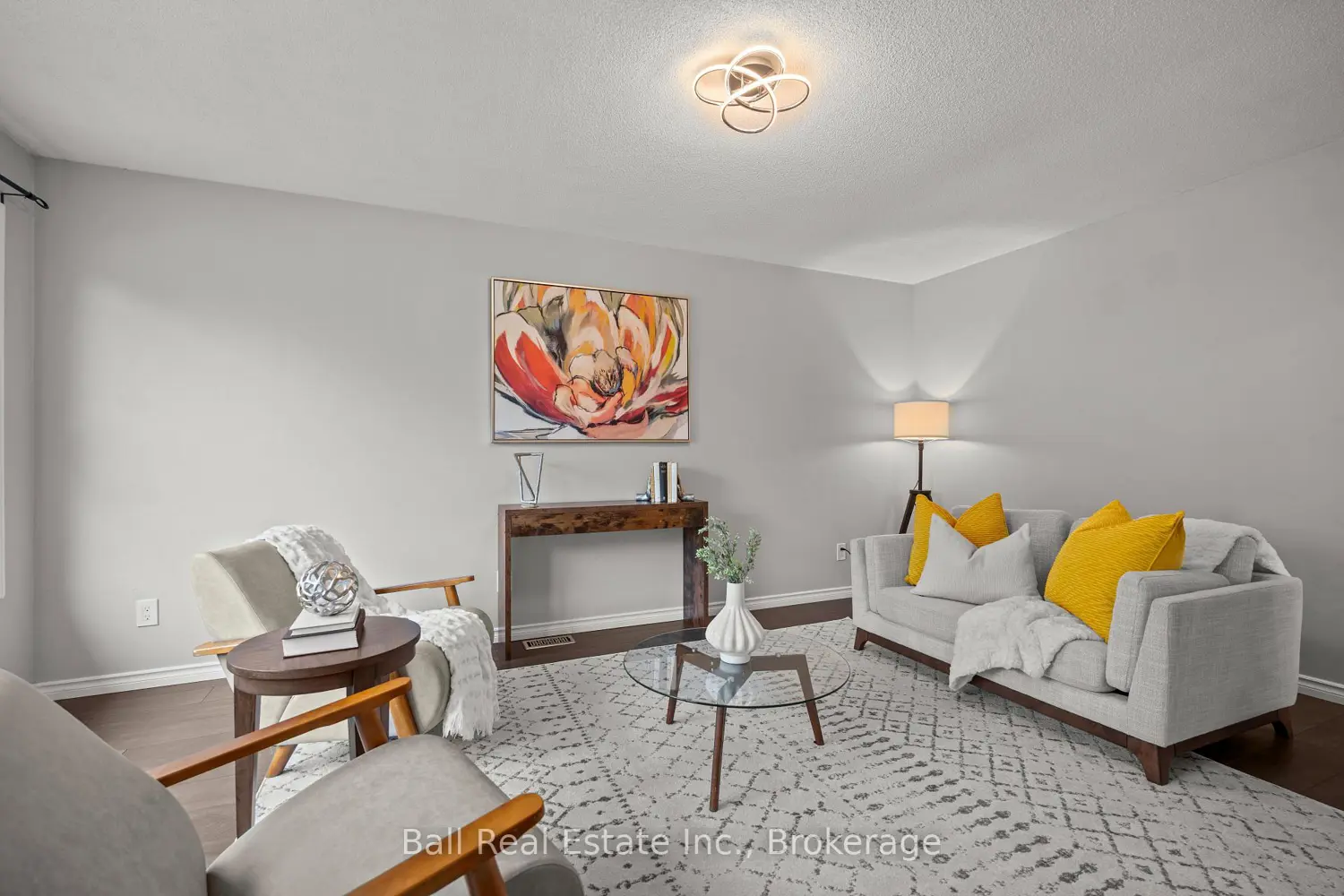 735 Mountain Ash Road photo 2