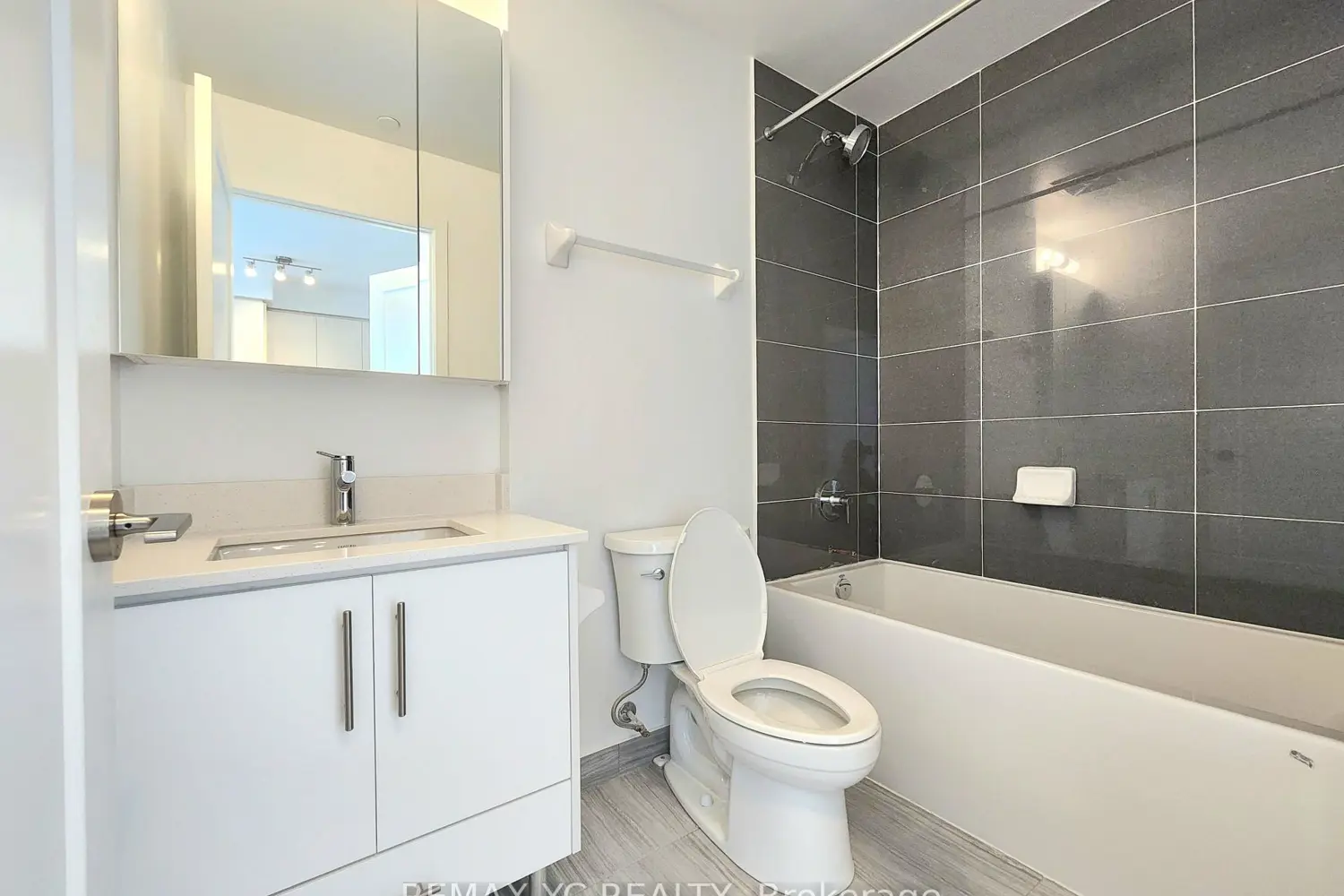 95 Oneida Crescent 1407 photo 4