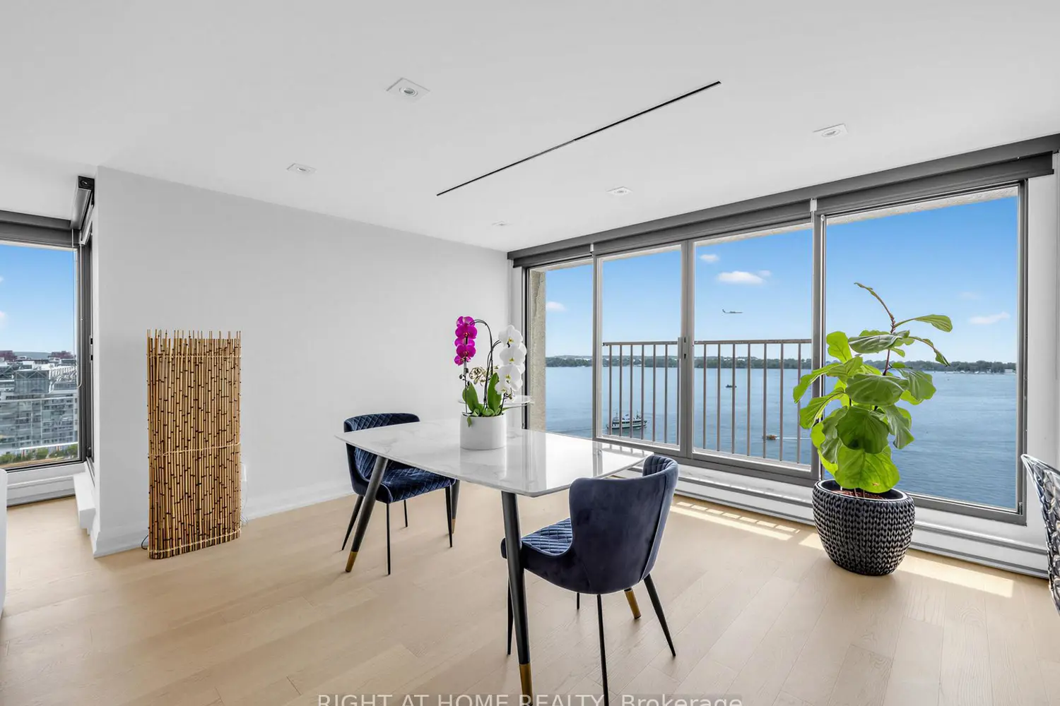 65 Harbour Square 2202 photo 2