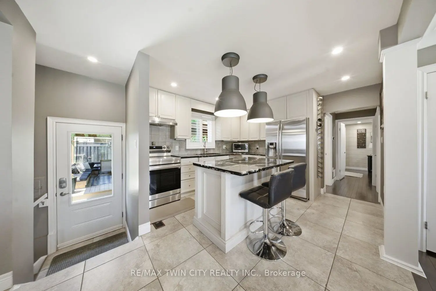 8 Queensway Drive photo 3