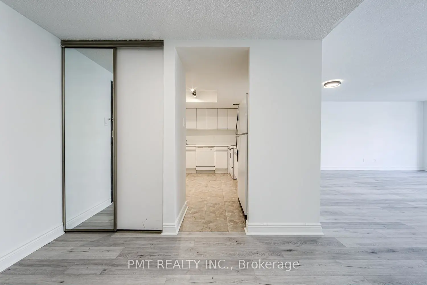 77 Carlton Street 202 photo 5