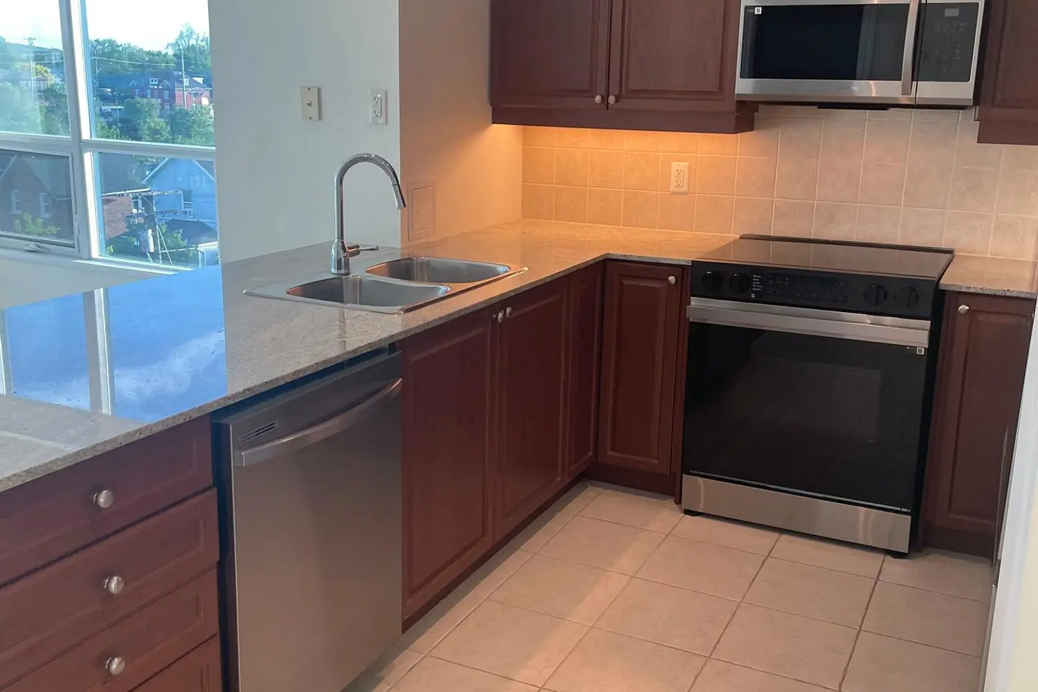 37 Ellen Street 501 photo 2