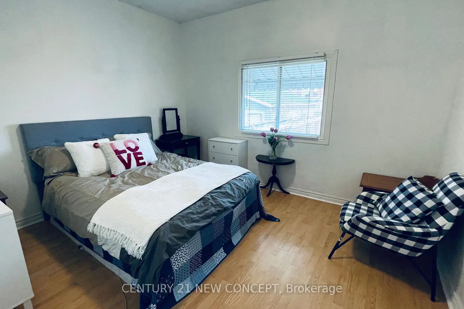106 Emerald Street photo 4
